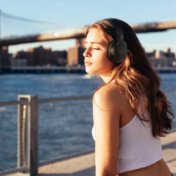 Over-Ear koptelefoons - Sluit jezelf even helemaal af van de wereld met Over-Ear Headphones. Deze koptelefoons vallen volledig over je oren heen waardoor het omgevingsgeluid bijna volledig wordt afgesloten waardoor je nog meer van je favoriete muziek kan genieten.