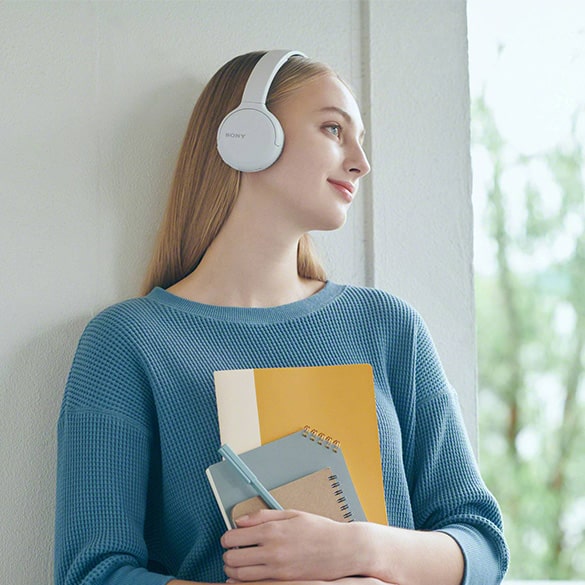On-Ear koptelefoons - Bij een On-Ear koptelefoon steunen de oorschelpen op het oor, maar doormiddel van een zacht oppervlak zult u geen pijnlijke oren krijgen. De oren worden niet volledig afgesloten waardoor omgevingsgeluiden licht hoorbaar zullen blijven.