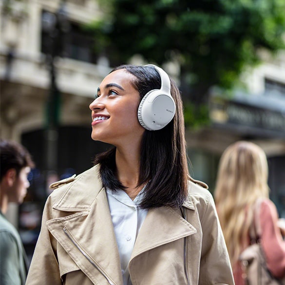 Over-Ear koptelefoons - Sluit jezelf even helemaal af van de wereld met Over-Ear Headphones. Deze koptelefoons vallen volledig over je oren heen waardoor het omgevingsgeluid bijna volledig wordt afgesloten waardoor je nog meer van je favoriete muziek kan genieten.