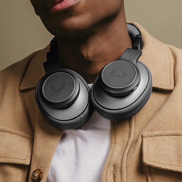 Over-Ear koptelefoons - Sluit jezelf even helemaal af van de wereld met Over-Ear Headphones. Deze koptelefoons vallen volledig over je oren heen waardoor het omgevingsgeluid bijna volledig wordt afgesloten waardoor je nog meer van je favoriete muziek kan genieten.