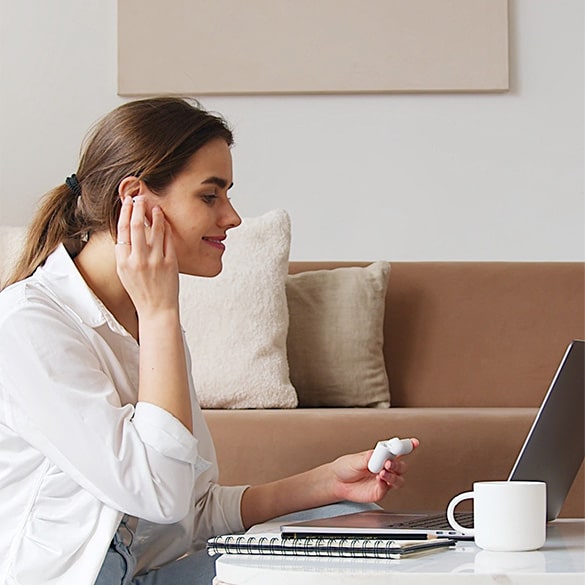 Draadloze oordopjes - Earbuds zijn draadloze oortjes die je via bluetooth verbind met je telefoon. De oortjes laden automatisch op in de meegeleverde case, zo geniet je onderweg urenlang van je favoriete muziek of podcast!