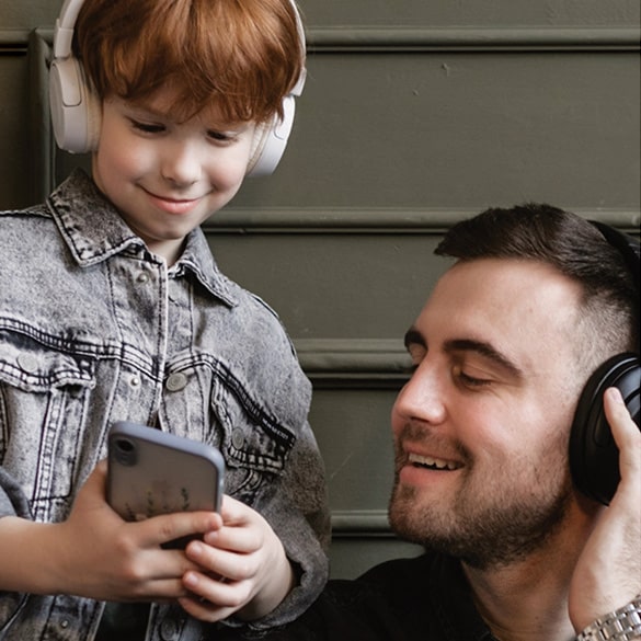 Over-Ear koptelefoons - Sluit jezelf even helemaal af van de wereld met Over-Ear Headphones. Deze koptelefoons vallen volledig over je oren heen waardoor het omgevingsgeluid bijna volledig wordt afgesloten waardoor je nog meer van je favoriete muziek kan genieten.
